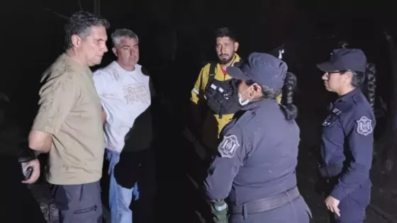 Cuadrillas trabajan en la sofocación de nuevos incendios de pastizales activados por el viento Zonda