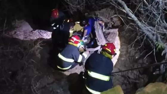 El SAMEC asistió a un conductor tras desbarrancar en el Cerro San Bernardo