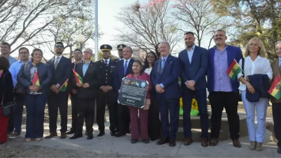 El vicegobernador participó del acto por el 201º aniversario de la Independencia del Estado Plurinacional de Bolivia