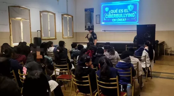 Capacitan a estudiantes sobre el uso seguro de internet y redes sociales