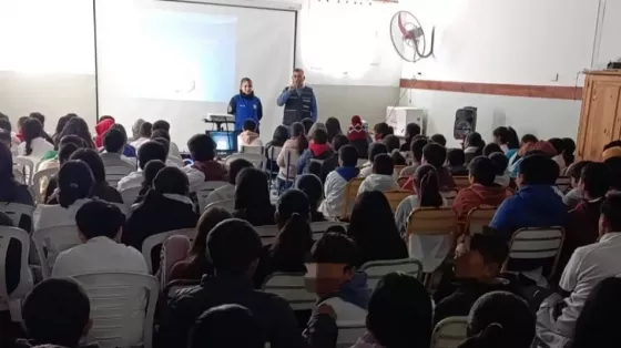 Padres, docentes y alumnos fueron capacitados para el abordaje de problemáticas sociales