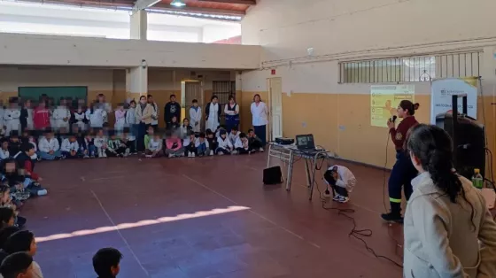 Bomberos de la Policía brindaron una capacitación sobre prevención sísmica en escuelas y colegios de Capital