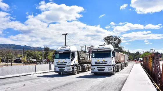 Realizaron la prueba de carga sobre el nuevo puente de Vaqueros