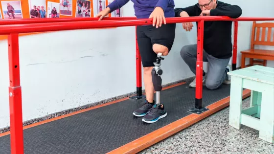 Avanza la rehabilitación de una paciente con prótesis osteointegrada en el CePReFis