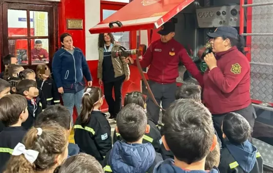 Bomberos capacita a estudiantes en prevención y actuación ante sismos