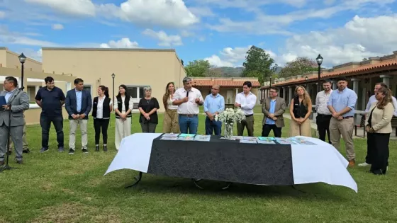 16 personas mayores recibieron las llaves de sus viviendas
