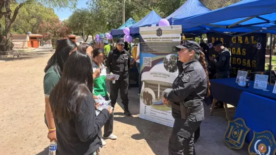 Seguridad expuso las propuestas de formación policial a estudiantes de San Carlos