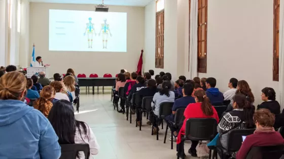 Artritis reumatoidea: diagnóstico, tratamiento y prevención en una charla abierta en hospital Señor  del Milagro