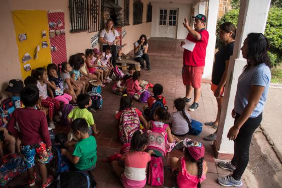 Niños de la Colonia de Vacaciones aprenden lenguaje de señas