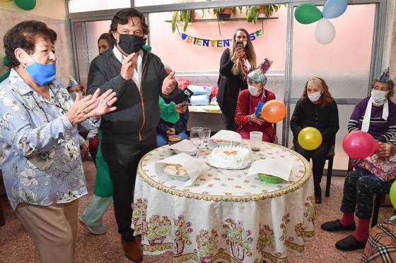 El Gobernador Sáenz visitó la residencia para la tercera edad Renacer