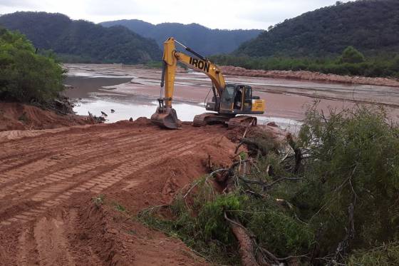 Realizan obras de mantenimiento en el río Caraparí y en el embalse El Limón