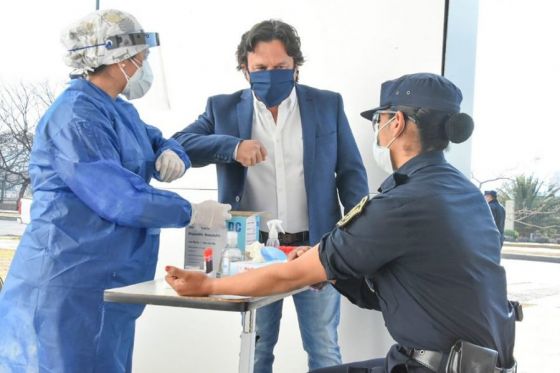 El Gobernador supervisó el centro de testeo de COVID en el Materno Infantil