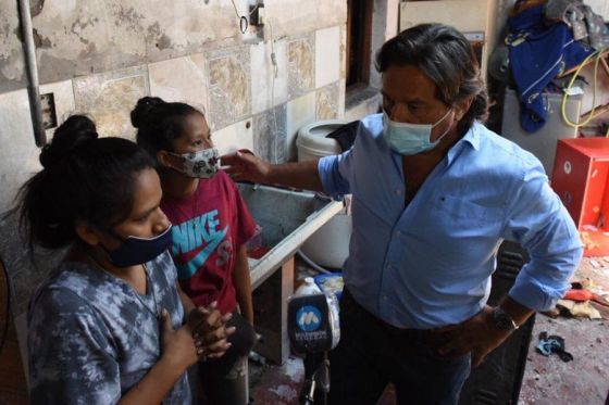 El Gobernador visitó a la familia que  sufrió un incendio y se comprometió a ayudarla