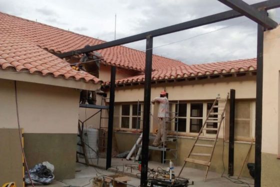 Construyen vestuarios para personal del hospital de Cachi que atiende Covid