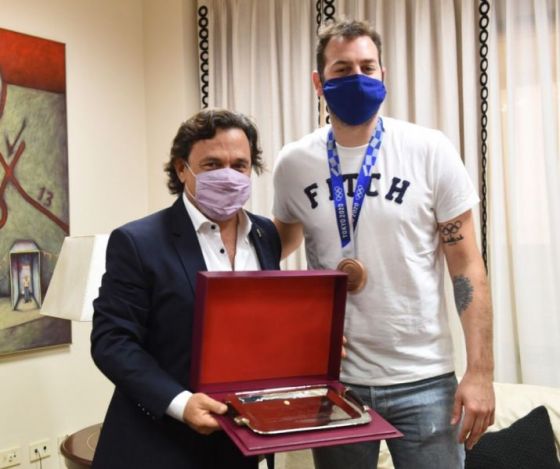 El gobernador Sáenz distinguió al capitán olímpico de la Selección Argentina de vóley Luciano De Cecco