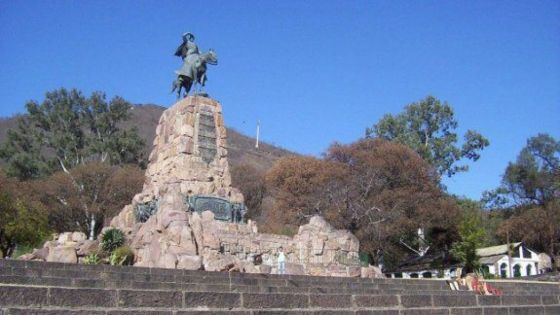 Hoy se vacuna contra COVID-19 en el Monumento a Güemes y en la plaza 9 de Julio