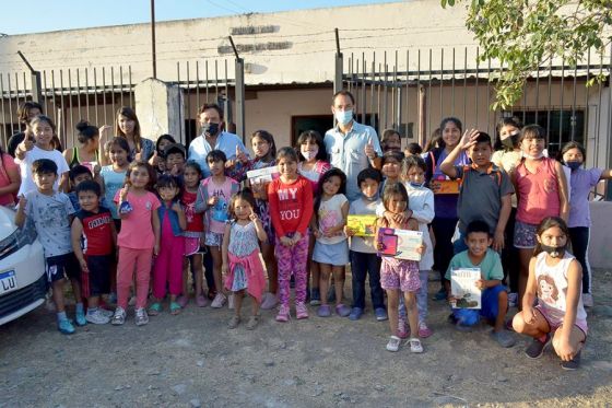 Niños de la Casita de Belén  recibieron del Gobernador tablets para apoyo escolar