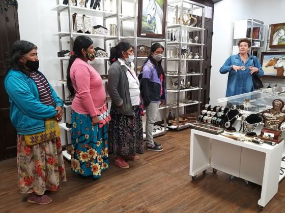 Estudiantes de Misión Eben Ezer visitaron el renovado Mercado Artesanal