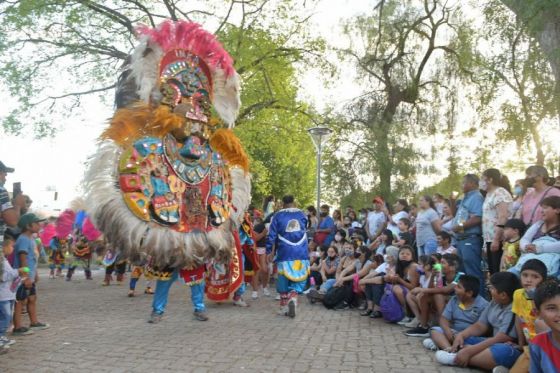 Con gran convocatoria el Mercado Artesanal se vistió de carnaval