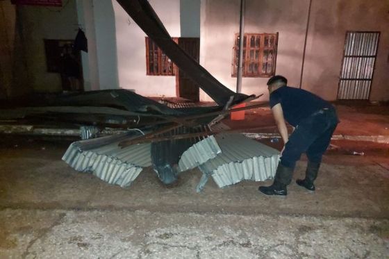 Seguridad asiste a afectados por temporal en Apolinario Saravia