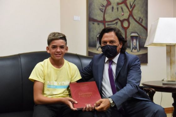 Sáenz recibió a dos jóvenes promesas del fútbol que fueron convocados para la Selección Nacional de Fútbol Infantil