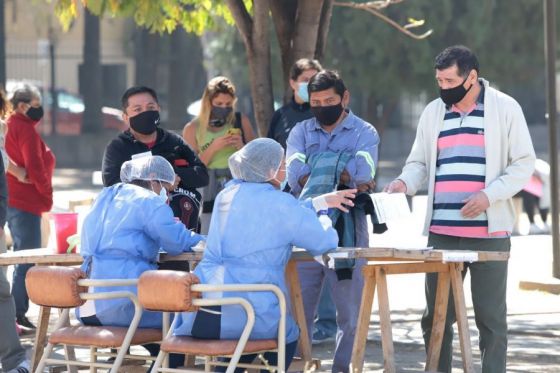 El vacunatorio móvil COVID-19 está operativo en el barrio Palermo I de la Capital
