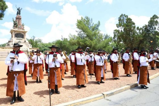 El paso de los gauchos durante el desfile por la Batalla de Salta fue acompañado por la Banda de Música de la Policía de Salta