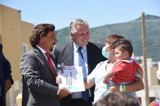 El gobernador Sáenz y el presidente Fernández entregaron en Pereyra Rozas la vivienda y crédito 40 mil del país