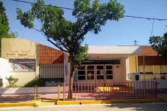 Se vacuna contra COVID-19 en la escuela especial Tobar García