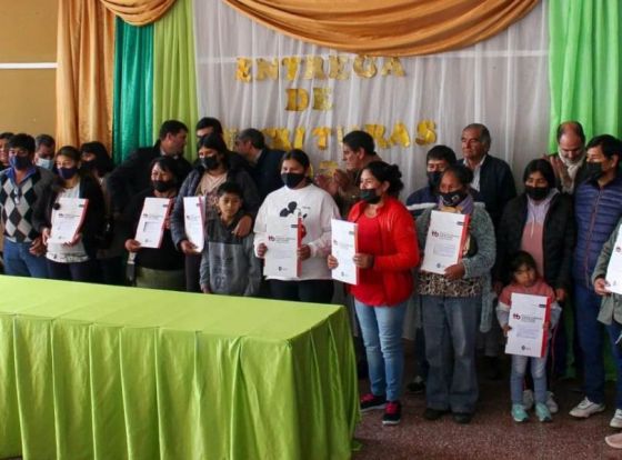 Entregaron escrituras a 20 familias de La Merced