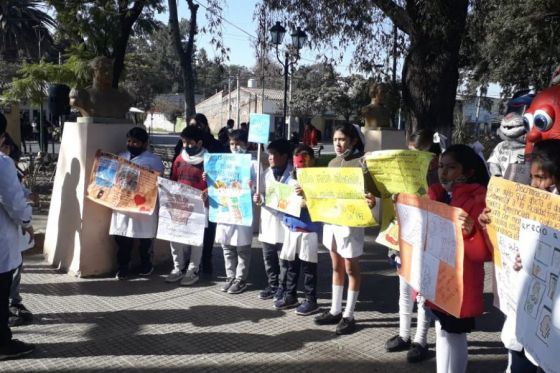 Chicas y chicos de Cerrillos conocen la Línea 102