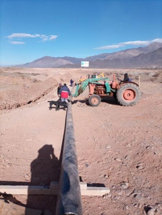 En el loteo Reina de los Cielos de Cachi avanza una obra de agua