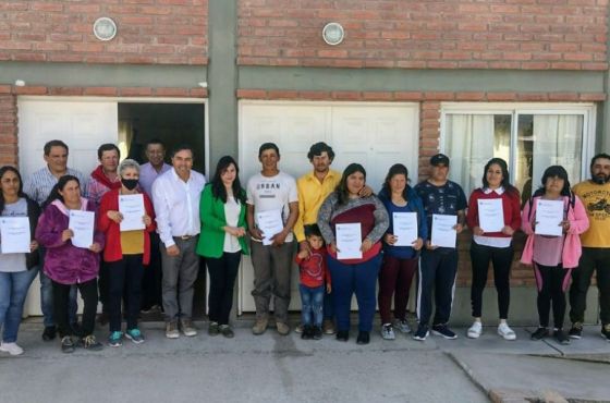 Familias de La Candelaria recibieron escrituras y se convirtieron en propietarias