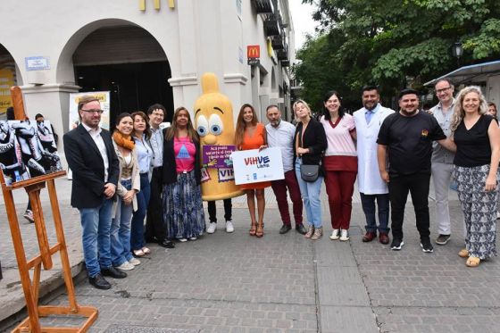 El Gobierno presentó junto a la Fundación Orgullo Salta la campaña “VIHVE LIBRE” en la plazoleta IV Siglos