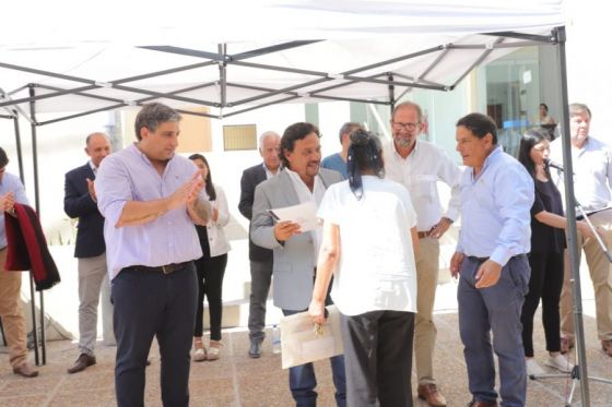 Vecinos de Tartagal, General Mosconi y Coronel Cornejo recibieron las escrituras de sus terrenos
