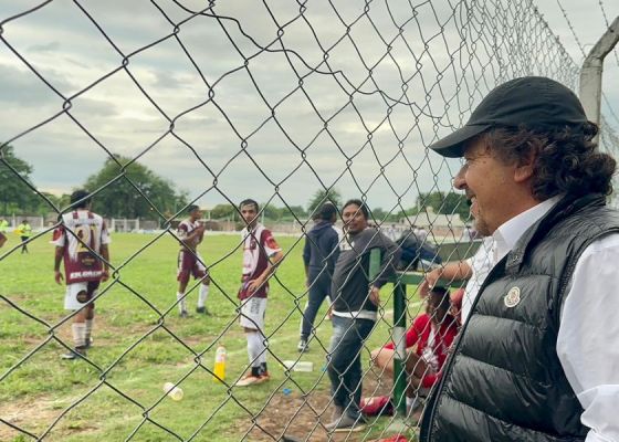 En Tartagal, el Gobernador Sáenz asistió a un partido del campeonato de los barrios