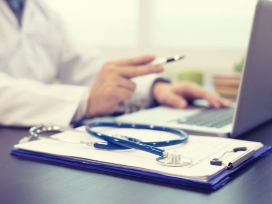 Cursos y becas disponibles para profesionales de la salud