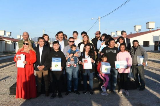 En Cerrillos, el gobernador Sáenz entregó las llaves de sus casas a 300 nuevos propietarios