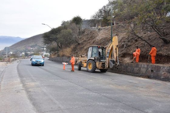 Vialidad construye defensas sobre la ladera del cerro San Bernardo