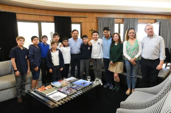 El gobernador Sáenz recibió a los estudiantes salteños que representarán a Salta en el mundial de Robótica