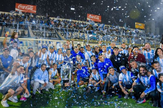 El plantel campeón de Gimnasia y Tiro festejó con miles de hinchas en su estadio