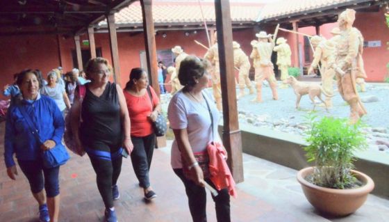 Adultos mayores de la Colonia de Vacaciones visitaron el Museo Güemes