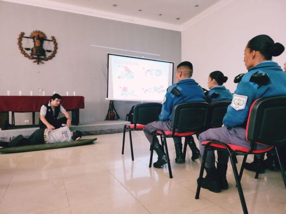 Capacitación sobre primeros auxilios a miembros de las Fuerzas de Seguridad