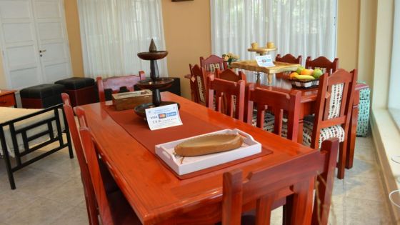 Exposición y venta de productos en el Servicio Penitenciario por el Día del Trabajador
