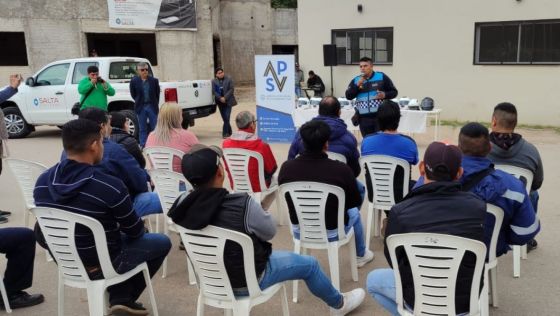 Clínica de Conducción Segura y entrega de cascos en General Mosconi