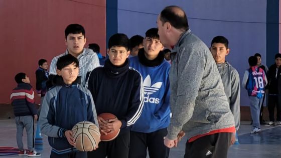 En Coronel Moldes se realizaron prácticas de básquet a cargo de Ricardo de Cecco