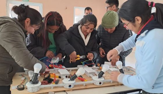 Electricidad y herrería en San Antonio de los Cobres: capacitan a mujeres con cursos prácticos